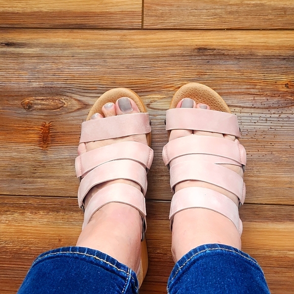 Free People Virgo switchback pink suede strap wood platform leather sandals. - Picture 4 of 10
